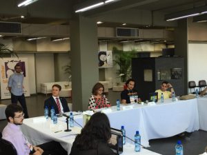 A relatora geral do Seminário, Gislaine Batista, repassa o conjunto de proposições ao DPU, Haman Tabosa.