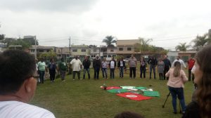 No centro da roda, símbolos das lutas populares trazidos pelos participantes. Manhã do segundo dia.